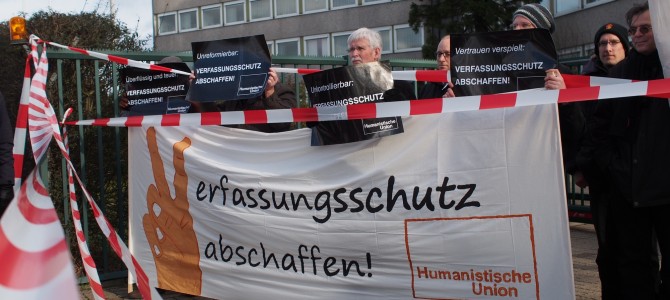 Aktivisten schließen Verfassungsschutzamt in Hannover