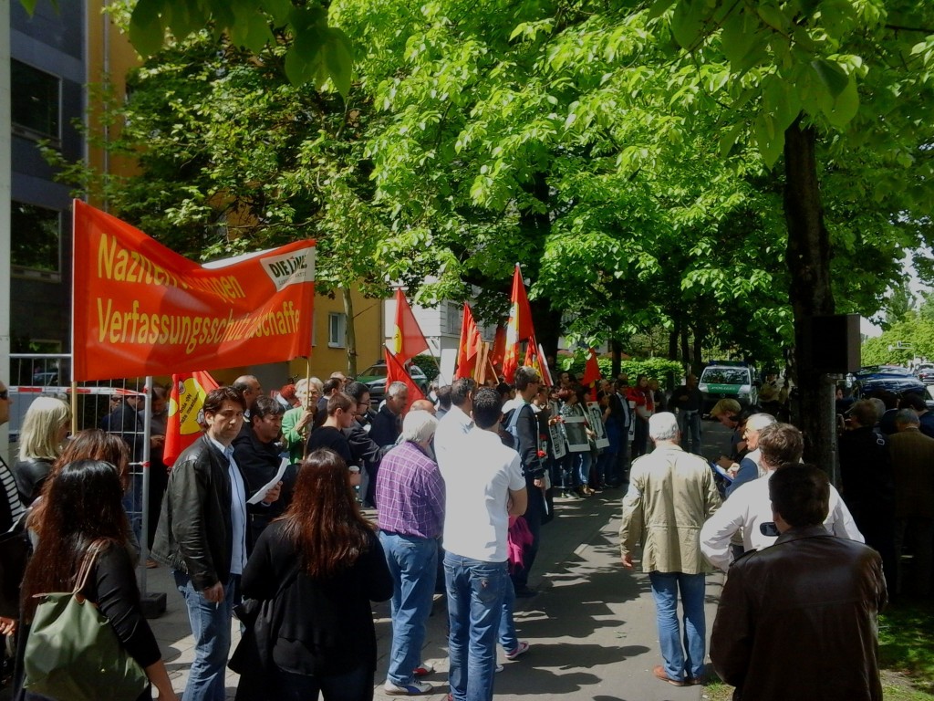 Die LAG Frieden der LINKEN bei einer Demo vor dem Schwurgericht in München anläßlich einem Jahr NSU-Prozess