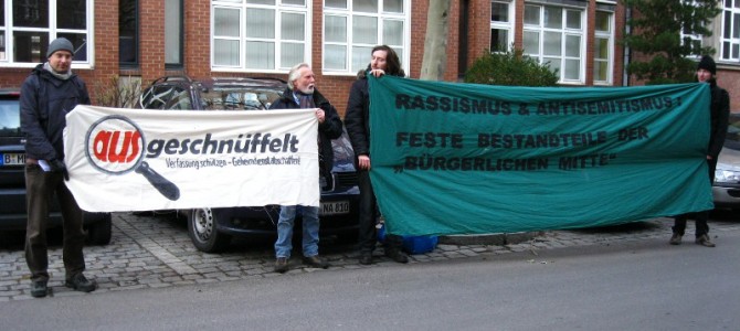 Ausgeschnüffelt zeigt Flagge vor Geheimdienstchefs in Berlin